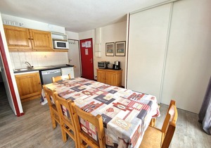 Central Apartment for 6/8 with Mountain View, Balcony & Near Slopes
