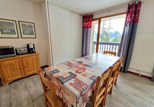 Central Apartment for 6/8 with Mountain View, Balcony & Near Slopes
