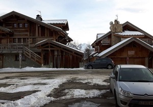 Central Studio for 4 with Ski Access, Terrace, and Modern Amenities - Alpe d'Huez