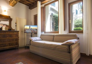 Central Studio with Garden in the Duomo area