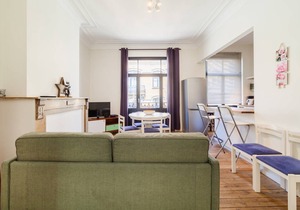Centrally located bright 2 room apartment in trendy st Gilles self check in