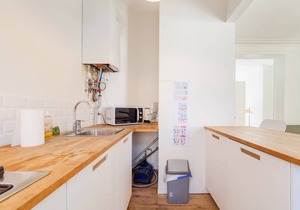 Centrally located bright 2 room apartment in trendy st Gilles self check in