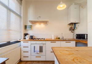 Centrally located bright 2 room apartment in trendy st Gilles self check in