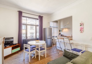 Centrally located bright 2 room apartment in trendy st Gilles self check in