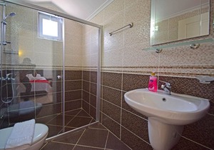 Centrally located 3 bed 3 bath apartment with FREE WIFI