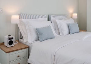 Centrally located, 3 bed cottage with garden & parking (sleeps 10)