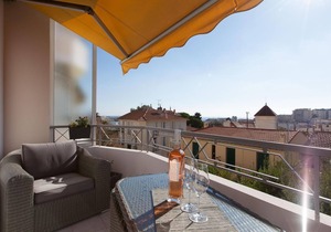 Centrally located quiet apartment with beautiful sea view