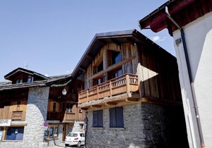 Chalet, 100m from resort center, balcony, fireplace or stove, tv, 150m², Courchevel