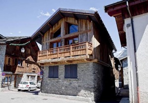 Chalet, 100m from resort center, balcony, fireplace or stove, tv, 150m², Courchevel
