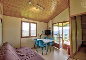 Chalet 2 chambres avec accès PMR, terrasse privée, piscine, activités plein air. - FR-1-496-246