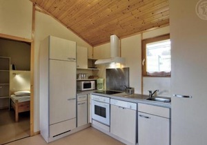 Chalet 2 chambres avec accès PMR, terrasse privée, piscine, activités plein air. - FR-1-496-246