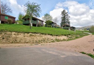 Chalet 35m² PMR avec Terrasse, 2 Chambres, Piscine, Activités de Plein Air, Animaux Acceptés - FR-1-496-243
