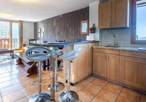 Chalet, 60m from shops, 3rd floor, view building, balcony, fireplace or stove, tv, ski locker, 85m²
