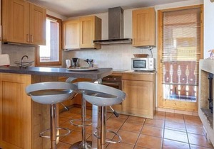 Chalet, 60m from shops, 3rd floor, view building, balcony, fireplace or stove, tv, ski locker, 85m²