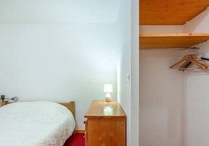Chalet, 60m from shops, 3rd floor, view building, balcony, fireplace or stove, tv, ski locker, 85m²
