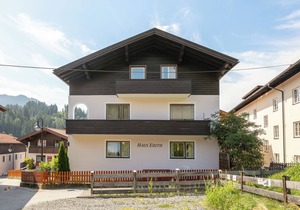 Chalet Stitzgassl in the centre of Hopfgarten with sauna