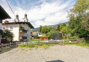 Chalet Stitzgassl in the centre of Hopfgarten with sauna