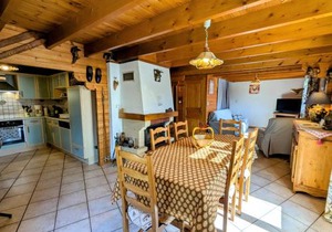 Chalet confortable avec 4 chambres, cheminée, grand terrain, proche pistes et lac - FR-1-589-107