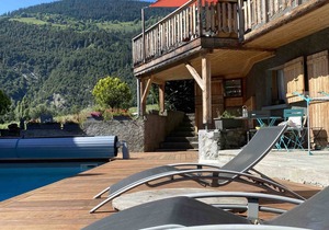 Chalet du chat - sleeps 10, fireplace, jacuzzi, pool, parking
