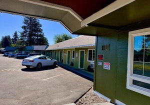Chalet Motel - Affordable Stay in Central Bend