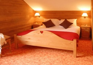 Chalet, Savoyard charm in unspoiled surroundings, heated swimming pool, ideal for families