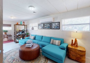 Charismatic getaway two miles to the beach with WiFI & central AC - snowbirds OK