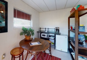 Charismatic getaway two miles to the beach with WiFI & central AC - snowbirds OK