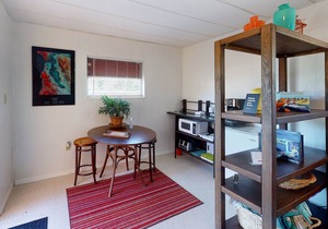 Charismatic getaway two miles to the beach with WiFI & central AC - snowbirds OK