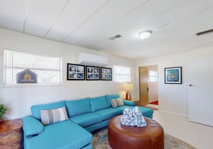 Charismatic getaway two miles to the beach with WiFI & central AC - snowbirds OK
