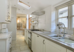 CHARM COTTAGE, family friendly, country holiday cottage in Charmouth