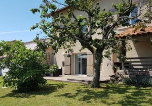 Charmant Gîte dans les Monts du Lyonnais avec Jardin, Terrasse et Confort Moderne - FR-1-496-174
