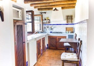 Charming rural house with swimming pool 3 km from the city of Granada. Parking