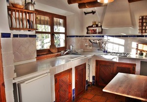 Charming rural house with swimming pool 3 km from the city of Granada. Parking