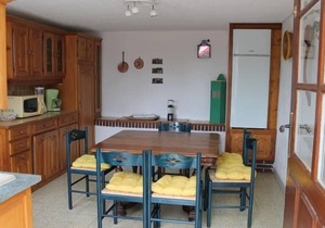 Charming 19th-Century Retreat with Spacious Park, Yoga, Cozy Fireplace, and Outdoor Adventures