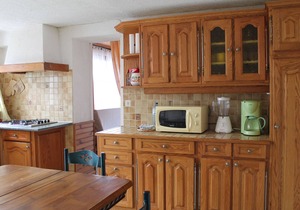 Charming 19th-Century Retreat with Spacious Park, Yoga, Cozy Fireplace, and Outdoor Adventures