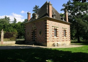 Charming 19th Century Hunting Lodge: 4BR, Garden, Near Château, WiFi, Pet-Friendly