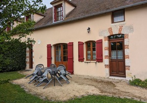 Charming 2-Bedroom Rural House with Private Terrace Near Fontainebleau