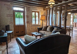 Charming 2-Bedroom Rural House with Private Terrace Near Fontainebleau