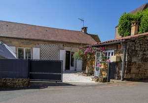 Charming 2BR Cottage in Dordogne Village with Modern Amenities and Private Courtyard