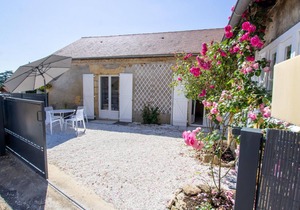 Charming 2BR Cottage in Dordogne Village with Modern Amenities and Private Courtyard