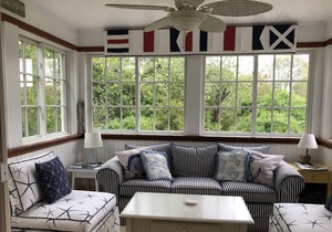 Charming 3 bedroom, 2.5 bath Cottage with all amenities. Walk to Town & Beach