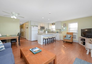 Charming 3BR 2BA Unit, Close to the Beach, Great Restaurants and Shopping!