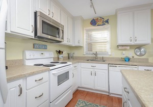 Charming 3BR 2BA Unit, Close to the Beach, Great Restaurants and Shopping!