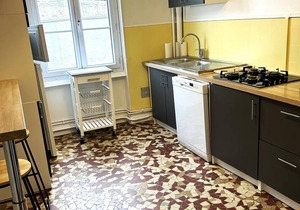 Charming Apartment in Central Moulins: 1BR, Balcony, Market Views, Free Parking, Wi-Fi