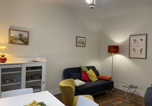 Charming Apartment in Central Moulins: 1BR, Balcony, Market Views, Free Parking, Wi-Fi
