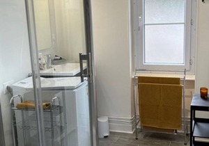 Charming Apartment in Central Moulins: 1BR, Balcony, Market Views, Free Parking, Wi-Fi