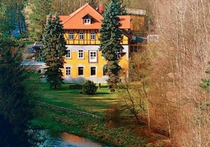 Charming attic apartment in a villa with park in Großschirma