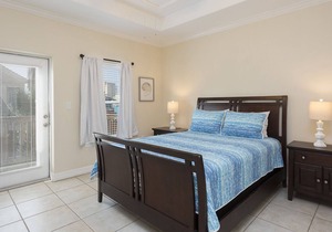 Charming Beach Getaway! 2bd/2ba with a pool and just a block from the Beach!