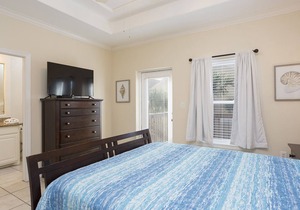 Charming Beach Getaway! 2bd/2ba with a pool and just a block from the Beach!