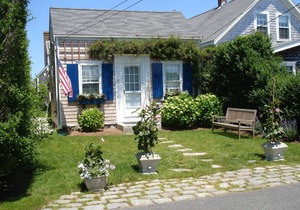 Charming Brant Point Rose Covered Cottage - with Smart TVs, Free WIFI and AC
